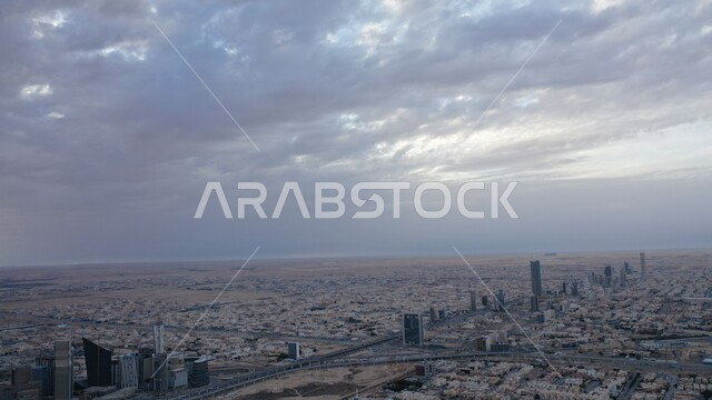 الغيوم والسحب الكثيفة في السماء، اجواء ضبابية غائمة، منشأت معمارية في المملكة، الفن المعماري المتميز، بناء مستقبل حضاري ومتطور في السعودية، مدينة الملك عبدالله المال(كافد) في الرياض