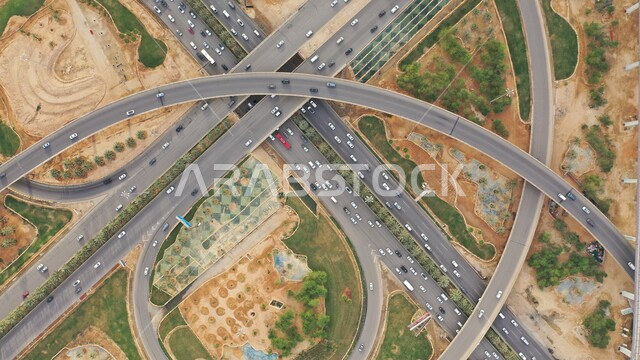 تطور وتنمية العمران في السعودية, الاشجار والنباتات الخضراء, صورة من الاعلى لطرق ملتوية وشوارع المملكة العربية السعودية, المنشأت المعمارية في الرياض, أماكن ومعالم مشهورة, حركة سير السيارات على الطريق العام