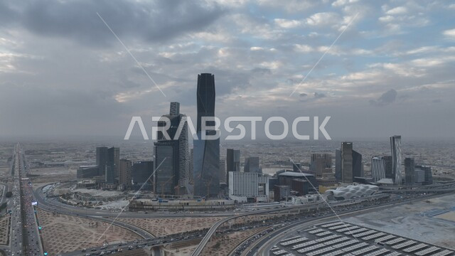 مركز الملك عبد الله المالي (كافد) بالرياض ، المنشأت المعمارية في المملكة، الاجواء الضبابية والغائمة, فنون وتصاميم هندسية معمارية مميزة للمباني الاقتصادية وناطحات السحاب، الشركات الراقية الرائدة في الخدمات المصرفية والتكنولوجيا المالية