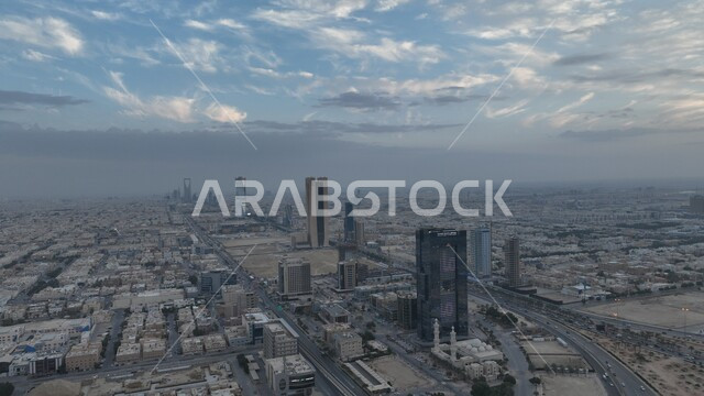 فنون وتصاميم هندسية معمارية مميزة للمباني الاقتصادية وناطحات السحاب، الشركات الراقية الرائدة في الخدمات المصرفية والتكنولوجيا المالية, مركز الملك عبد الله المالي (كافد) بالرياض ، المنشأت المعمارية في المملكة، الاجواء الضبابية والغائمة