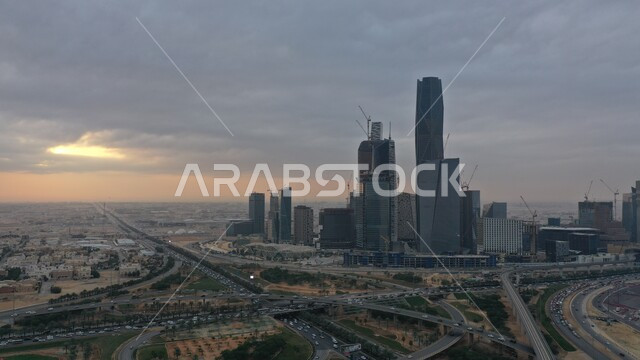 أماكن ومعالم مشهورة في المملكة العربية السعودية،  الابنية وناطحات السحاب في وقت الغروب, الفن المعماري المتميز, مركز الملك عبد الله المالي ( كافد ) في مدينة الرياض, تحقيق النهضة الاقتصادية والتجارية