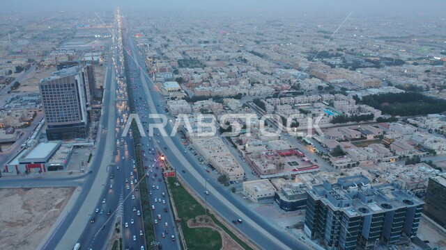 حركة مرور السيارات على الطريق العام، الفن الهندسي المعماري المتميز في مدينة الرياض, اماكن ومعالم مشهورة, المنشأت المعمارية في المملكة, النهضة الاقتصادية والعمرانية بالسعودية، مدينة الملك عبدالله المالي (كافد) في العاصمة