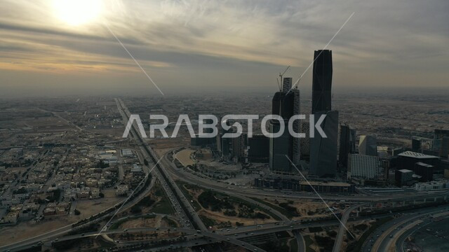 المنشأت المعمارية في المملكة, فنون وتصاميم هندسية معمارية مميزة للمباني الاقتصادية وناطحات السحاب، الشركات الراقية الرائدة في الخدمات المصرفية والتكنولوجيا المالية, مركز الملك عبد الله المالي (كافد) بالرياض ، الاجواء الضبابية والغائمة