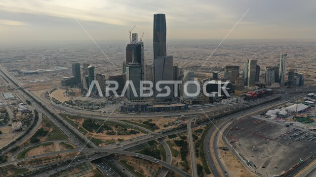 الشركات الراقية الرائدة في الخدمات المصرفية والتكنولوجيا المالية, فنون وتصاميم هندسية معمارية مميزة للمباني الاقتصادية وناطحات السحاب، مركز الملك عبد الله المالي (كافد) بالرياض ، المنشأت المعمارية في المملكة، الاجواء الضبابية والغائمة