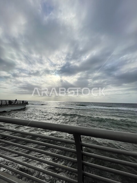 كورنيش البحر الأحمر في المملكة العربية السعودية، خلفية طبيعة، مناطق ومعالم ساحلية وسياحيه ترفيهية مشهورة، الطبيعة البحرية الهادئة، سماء مبلدة بالغيوم والسحب البيضاء