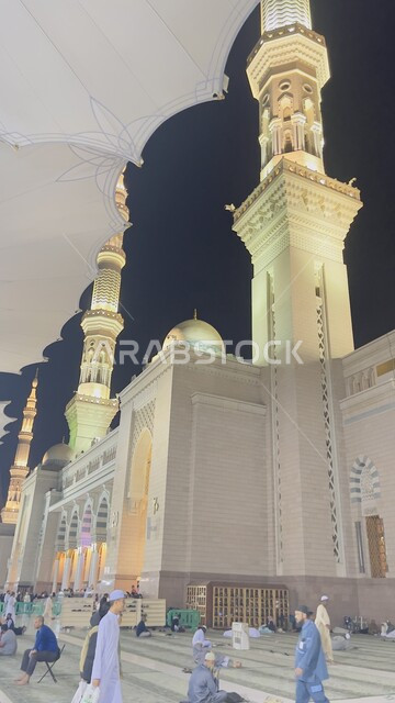 تجمع المسلمون في المجمع الخارجي للمسجد النبوي في المدينة المنورة، ساحة المسجد النبوي الشريف في المدينة المنورة بالمملكة العربية السعودية، الحرم النبوي الشريف، أماكن إسلامية مقدسة، المظلات الإلكترونية، معالم دينية مشهورة