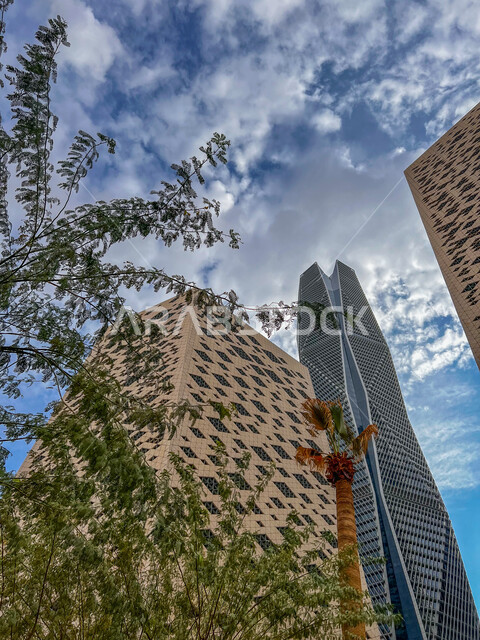 الفن الهندسي المعماري الحديث والمتطور، الأبراج المالية والاقتصادية والمنشأت المعمارية في النهار، مركز الملك عبدالله المالي ( كافد ) في الرياض بالمملكة العربية السعودية، السياحة في السعودية