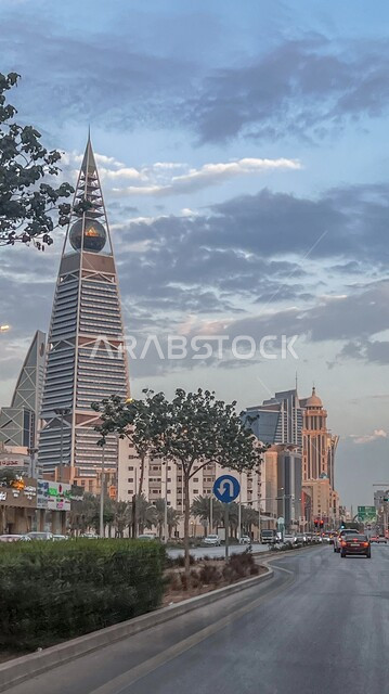 الفن المعماري الحديث والمتطور في المملكة العربية السعودية، برج الفيصلية الشهير في الرياض، الأبراج وناطحات السحاب والمنشآت المعمارية، معالم سياحية مشهورة ، حركة المرور في طرقات وشوارع مدينة الرياض