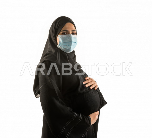 بورتريه لشابة سعودية حامل ، تقوم بارتداء الكمامة لتجنب تفشي الفايروس ، الحفاظ على صحتها و صحة الجنين ، تجنب انتشار العدوى ، خلفية بيضاء