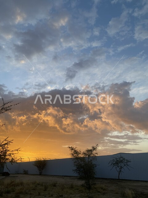 منظر شروق وغروب الشمس في مدينة الطائف، الغيوم البيضاء في السماء، النباتات البرية الخضراء، المناطق الصحراوية غرب المملكة العربية السعودية، مناظر طبيعية متميزة