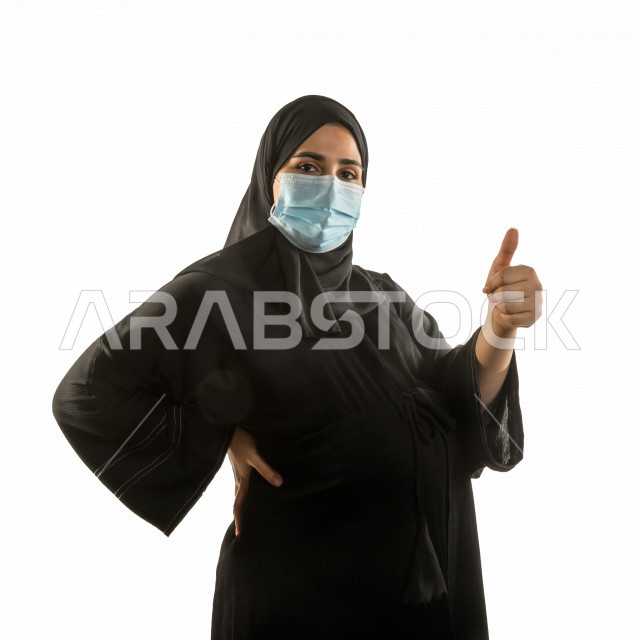 بورتريه لشابة سعودية حامل ، تقوم بارتداء الكمامة لتجنب تفشي الفايروس ، الحفاظ على صحتها و صحة الجنين ، تجنب انتشار العدوى ، خلفية بيضاء