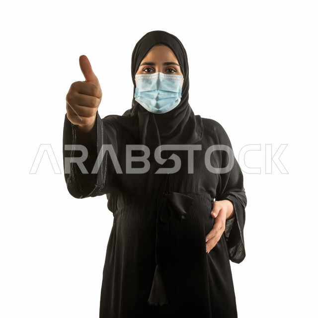 بورتريه لشابة سعودية حامل ، تقوم بارتداء الكمامة لتجنب تفشي الفايروس ، الحفاظ على صحتها و صحة الجنين ، تجنب انتشار العدوى ، خلفية بيضاء