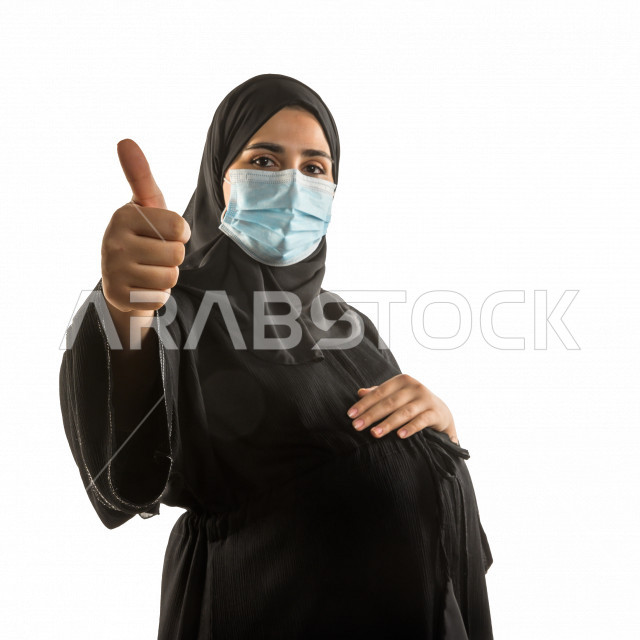 بورتريه لشابة سعودية حامل ، تقوم بارتداء الكمامة لتجنب تفشي الفايروس ، الحفاظ على صحتها و صحة الجنين ، تجنب انتشار العدوى ، خلفية بيضاء
