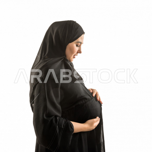 بورتريه امرأه عربية سعودية خليجية حامل ، ترتدي عباية الحمل ، ايماءات وجه و يدين مختلفين ، خلفية بيضاء
