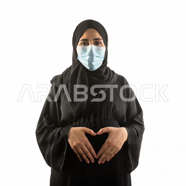 بورتريه لشابة سعودية حامل ، تقوم بارتداء الكمامة لتجنب تفشي الفايروس ، الحفاظ على صحتها و صحة الجنين ، تجنب انتشار العدوى ، خلفية بيضاء