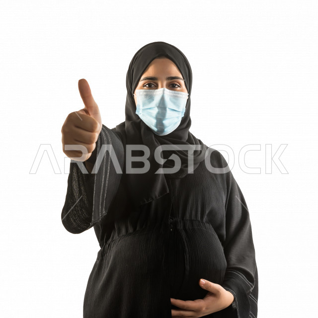 بورتريه لشابة سعودية حامل ، تقوم بارتداء الكمامة لتجنب تفشي الفايروس ، الحفاظ على صحتها و صحة الجنين ، تجنب انتشار العدوى ، خلفية بيضاء