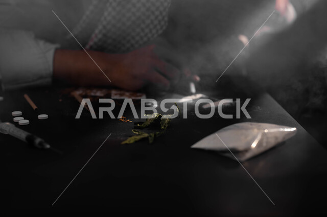 اتباع عادات سلوكية ضارة، استنشاق وتعاطي المواد السامة، المعاناة من الاضطرابات النفسية والمشاكل الصحية، الآثار السلبية للادمان، صورة مقربة لرجل عربي خليجي سعودي يرتدي الشماغ والثوب التقليدي يقوم بشم المخدرات