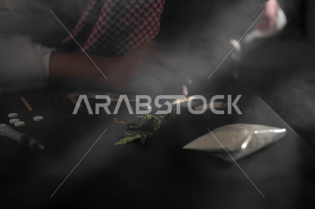 القيام بعادات سلوكية ضارة وتعاطي المواد السامة عن طريق استنشاقها، المعاناة من الاضطرابات النفسية والمشاكل الصحية، الآثار السلبية للادمان، صورة مقربة لرجل عربي خليجي سعودي يرتدي الشماغ والثوب التقليدي يقوم باستنشاق المخدرات