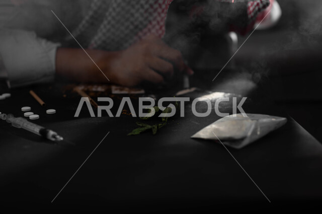 استنشاق وتعاطي المواد السامة، القيام بعادات سلوكية ضارة، المعاناة من الاضطرابات النفسية والمشاكل الصحية، الآثار السلبية للادمان، صورة مقربة لرجل عربي خليجي سعودي يرتدي الشماغ والثوب التقليدي يقوم بشم المخدرات