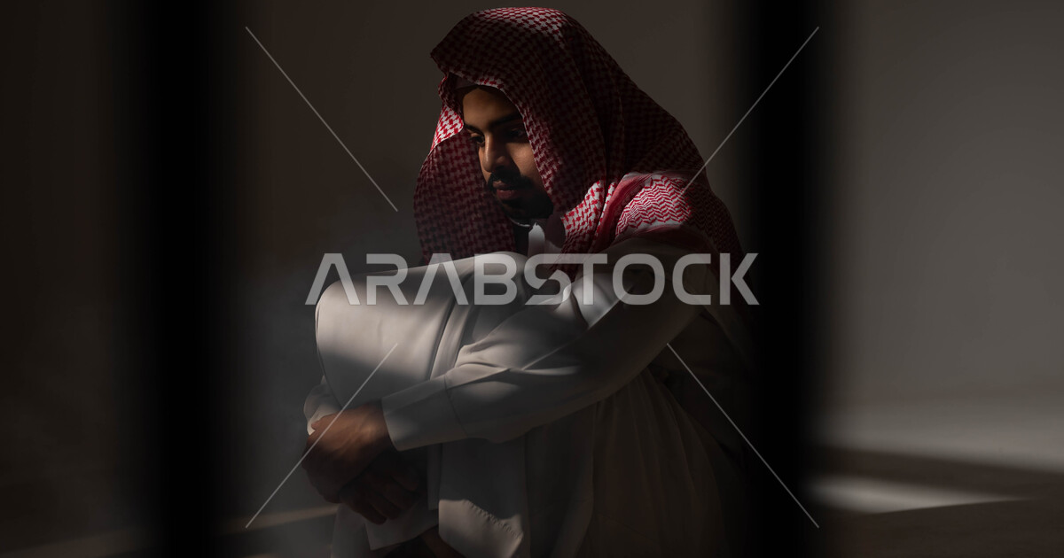 المعاناة من الاضطرابات النفسية، بورتريه لرجل عربي خليجي سعودي يرتدي ...