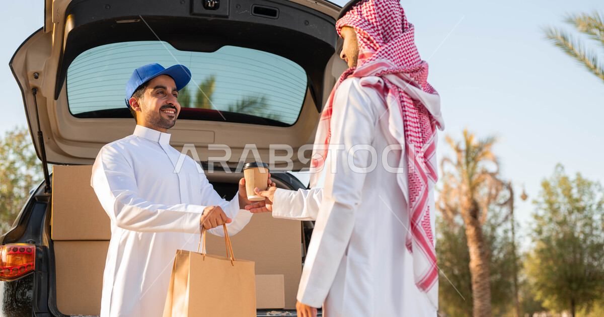 ,جودة خدمات التوصيل في السعودية، مندوب عربي خليجي سعودي مبتسم يرتدي ...