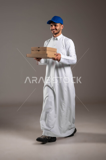 Hymrows of happiness and pleasure, the process of transferring requests to customers, shopping and purchasing the needs via the Internet, the service of fast and safe delivery in Saudi Arabia, a portrait close to the delegate