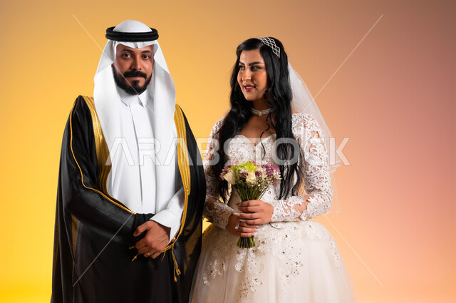 أصالة عادات وتقاليد مراسم الزواج والاعراس في السعودية، بورتريه مقرب لعروس عربية خليجية سعودية تحمل باقة الورود بيدها تنظر الى زوجها بحب وسعادة، ارتداء العريس البشت الاسود والنظر الى الكاميرا بتعابير الثقة، مفهوم الزواج والاستقرار وتكوين عائلة، خلفية ملونة