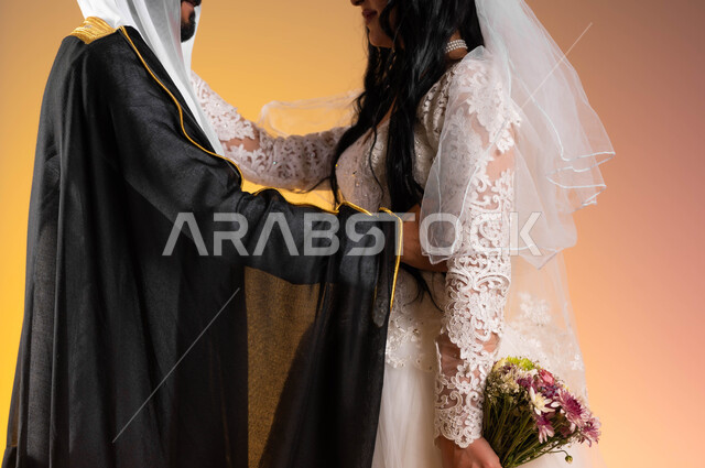 ايماءات وتعابير الفرح والسرور في يوم الزواج، بورتريه مقرب لعروس عربية خليجية سعودية مبتسمة ترتدي فستان الزفاف الأبيض تحمل بيدها باقة ورد تقوم بتبادل نظرات الحب مع زوجها, مفهوم تكوين الأسرة وتحقيق الاستقرار العاطفي، فخامة الأعراس في المملكة، خلفية ملونة