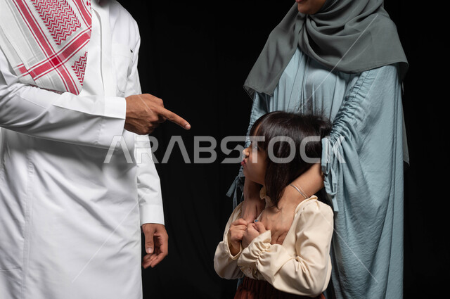 طلب الزوجة من الزوج الصبر والتريث والهدوء, مفهوم التربية وتعديل سلوكيات الأبناء الخاطئة, بورتريه مقرب لعائلة عربية خليجية سعودية, أب يقوم بتوبيخ وتحذير ابنته من تكرار الأخطاء, تصرفات غير لائقة من الفتاة المشاكسة, خلفية سوداء
