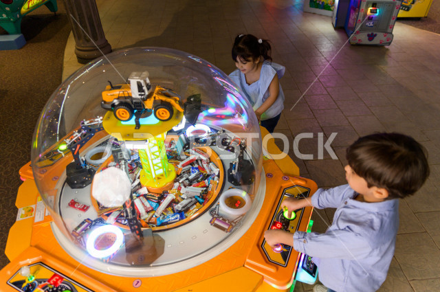 طفلان سعوديان في مدينة الألعاب ، يلعبان العديد من الألعاب الالكترونية المتنوعة و المسلية  ، قضاء اوقات رائعة في مدينة الملاهي ، العاب الكترونية ، التسلية و الترفيه ، الترفيه في العطلة الصيفية