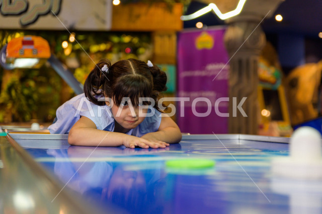 طفلة سعودية في مدينة الألعاب ، تلعب العديد من الألعاب الالكترونية المتنوعة  ، قضاء اوقات رائعة في مدينة الملاهي ، العاب الكترونية ، التسلية و الترفيه ، الترفيه في العطلة الصيفية