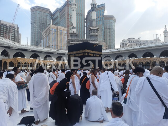 حجاج بيت الله الحرام يطوفون حول الكعبة المشرفة، الركن الخامس من أركان الاسلام، الحرم المكي الشريف في مكة المكرمة في المملكة العربية السعودية، أداء مناسك الحج والعمرة، أماكن ومعالم دينية اسلامية مقدسة، العبادة والتقرب إلى الله تعالى
