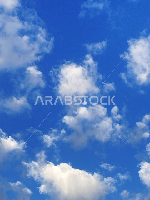 المناظر الطبيعية المتميزة في المملكة العربية السعودية، صورة مقربة للسحب البيضاء في السماء الزرقاء في مدينة الطائف، خلفيات الطبيعة