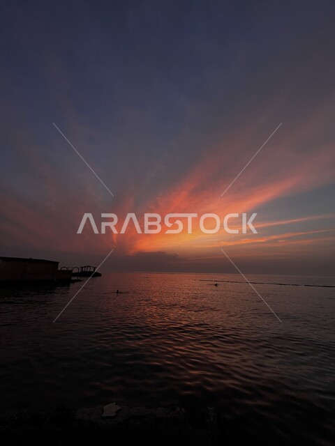 منظر انعكاس غروب الشمس على مياه البحر في محافظة العيص، المناظر الطبيعية في المملكة العربية السعودية، الطبيعة المائية المتميزة، اماكن ومناطق جذب واستقطاب السائحين