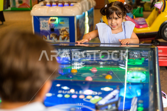 طفلان سعوديان في مدينة الألعاب ، يلعبان العديد من الألعاب الالكترونية المتنوعة و المسلية ، قضاء اوقات رائعة في مدينة الملاهي ، العاب الكترونية ، التسلية و الترفيه ، الترفيه في العطلة الصيفية