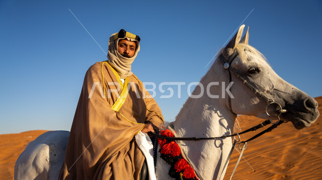 ارتداء الأزياء الشعبية في المناسبات الوطنية, توراث حب وتربية الجياد من الأجداد, فارس عربي خليجي سعودي يرتدي العقال الذهبي والبشت يمتطي فرس أبيض أصيل, التجول في الطبيعة الصحراوية على ظهر الفرس, يوم بدينا 1727م, ذكرى تأسيس الدولة السعودية الأولى في 22 فبراير