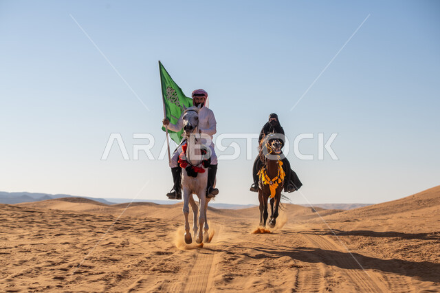 ذكرى تأسيس الدولة السعودية الأولى في 22 فبراير, اليوم الوطني 23 سبتمبر, استذكار يوم العلم 11 مارس, رفع علم المملكة بفخر, الاستمتاع بممارسة الأنشطة الترفيهية في المناطق الصحراوية, فارس وفارسة عربيان خليجيان سعوديان يمتطيان الجياد العربية الأصيلة, يوم بدينا 1727م