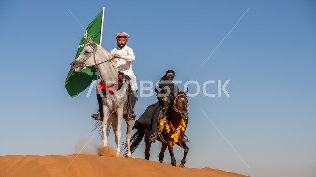 الشغف بممارسة الهوايات الشعبية، يوم العلم 11 مارس, استذكار العيد الوطني في 23 سبتمبر, يوم بدينا 1727م, فارس وفارسة عربيان خليجيان سعوديان يتجولان على ظهر الفرس في الطبيعة الصحراوية, ذكرى تأسيس الدولة السعودية الأولى في 22 فبرير, رفع علم المملكة بفخر واعتزاز