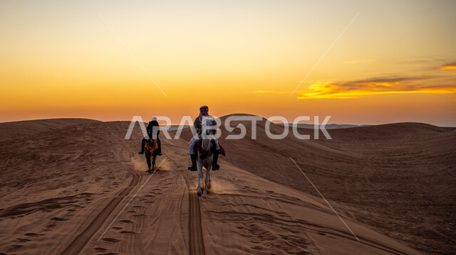 ذكرى تأسيس الدولة السعودية الأولى في 22 فبرير، التجول في الصحراء على ظهر الحصان، يوم بدينا 1727م, ارتداء الأزياء الشعبية التقليدية، الاستمتاع بممارسة الأنشطة الترفيهية في المناطق الصحراوية, فارس وفارسة عربيان خليجيان سعوديان يمتطيان الجياد العربية الأصيلة