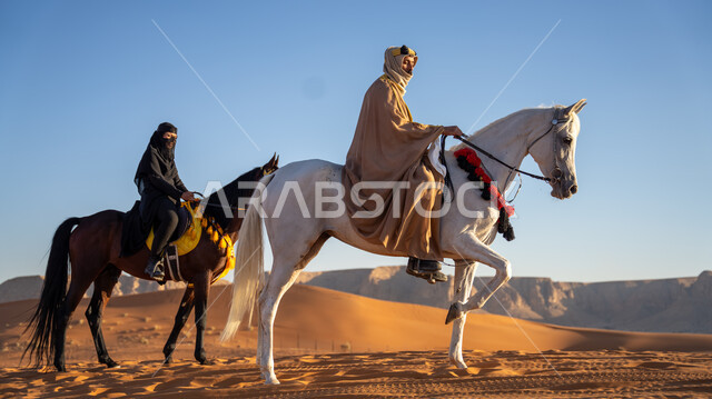  أنشطة وفعاليات ركوب الجياد العربية في الصحراء بمناسبة ذكرى تأسيس الدولة السعودية الأولى 22 فبراير، فارسان عربيان خليجيان سعوديان يرتديان الأزياء التقليدية الشعبية يمتطيان الخيول يتسابقان فوق الرمال الذهبية في النهار، يوم بدينا 1727 م، قوة وأصالة الحصان العربي