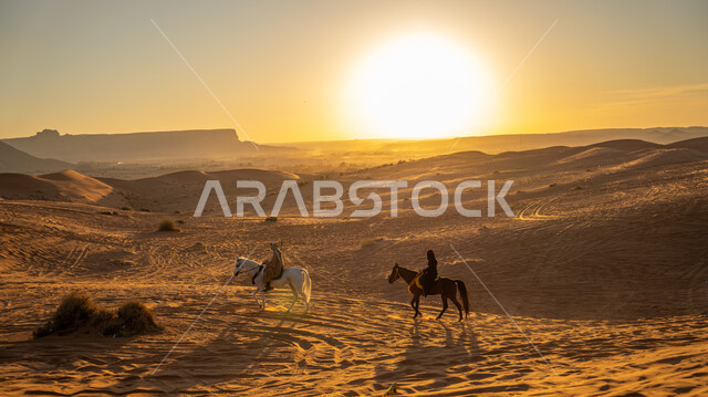  أنشطة وفعاليات ركوب الجياد العربية في الصحراء بمناسبة ذكرى تأسيس الدولة السعودية الأولى 22 فبراير، فارسان عربيان خليجيان سعوديان يرتديان الأزياء التقليدية الشعبية يمتطيان الخيول يتسابقان فوق الرمال الذهبية في النهار، يوم بدينا 1727 م، قوة وأصالة الحصان العربي