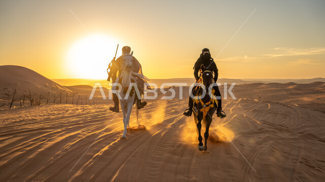 قوة وأصالة الحصان العربي، فعاليات وأنشطة ركوب الجياد العربية في الصحراء بمناسبة ذكرى تأسيس الدولة السعودية الأولى 22 فبراير، فارسان عربيان خليجيان سعوديان يرتديان الأزياء التقليدية الشعبية يمتطيان الخيول يتسابقان فوق الرمال الذهبية في النهار، يوم بدينا 1727 م