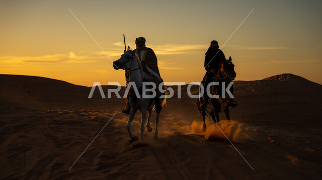 ذكرى تأسيس الدولة السعودية الأولى 22 فبراير، أنشطة وفعاليات سباق الجياد العربية في الصحراء، صورة ظلية لفارسين عربيين خليجيين سعوديين يمتطيان الخيول يتجولان فوق الرمال الذهبية في النهار، يوم بدينا 1727 م، توارث حب وتربية الحصان العربي من الأجداد، سالوييت