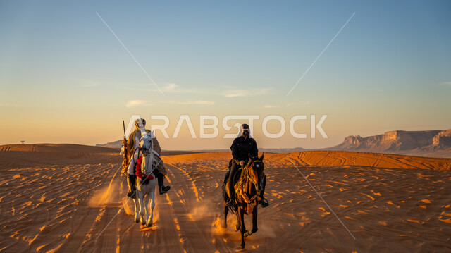  فعاليات وأنشطة ركوب الجياد العربية في الصحراء بمناسبة ذكرى تأسيس الدولة السعودية الأولى 22 فبراير، فارسان عربيان خليجيان سعوديان يرتديان الأزياء التقليدية الشعبية يمتطيان الخيول يتسابقان فوق الرمال الذهبية في النهار، يوم بدينا 1727 م، قوة وأصالة الحصان العربي
