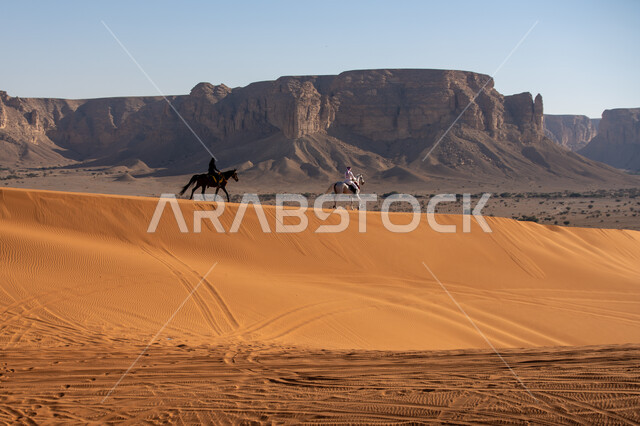 التشكيلات الجبلية والصخرية، شغف السعوديين بتربية الخيول، الاستمتاع بالتجول في الصحراء على ظهر الحصان، الفخر بالتراث السعودي، فارس وفارسة عربيان خليجيان سعوديان يمتطيان الجياد العربية الأصيلة، ذكرى تأسيس الدولة السعودية الأولى في 22 فبرير، يوم بدينا 1727م