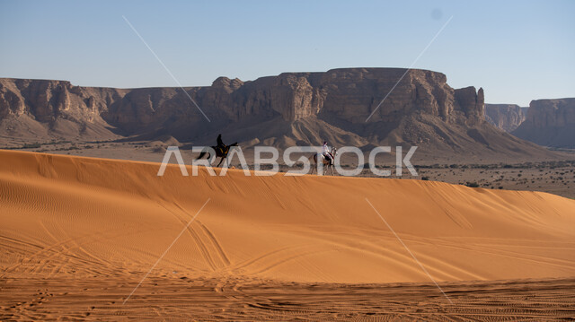 يوم بدينا 1727م، التشكيلات الجبلية والصخرية، شغف السعوديين بتربية الخيول، الاستمتاع بالتجول في الصحراء على ظهر الحصان، الفخر بالتراث السعودي، فارس وفارسة عربيان خليجيان سعوديان يمتطيان الجياد العربية الأصيلة، ذكرى تأسيس الدولة السعودية الأولى في 22 فبرير