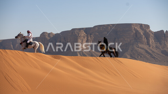 يوم بدينا 1727م، التشكيلات الجبلية والصخرية، شغف السعوديين بتربية الخيول، الاستمتاع بالتجول في الصحراء على ظهر الحصان، الفخر بالتراث السعودي، فارس وفارسة عربيان خليجيان سعوديان يمتطيان الجياد العربية الأصيلة، ذكرى تأسيس الدولة السعودية الأولى في 22 فبرير