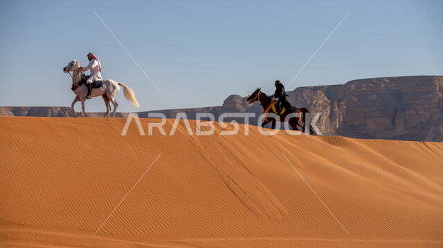 التشكيلات الجبلية والصخرية، شغف السعوديين بتربية الخيول، الاستمتاع بالتجول في الصحراء على ظهر الحصان، الفخر بالتراث السعودي، فارس وفارسة عربيان خليجيان سعوديان يمتطيان الجياد العربية الأصيلة، ذكرى تأسيس الدولة السعودية الأولى في 22 فبرير، يوم بدينا 1727م