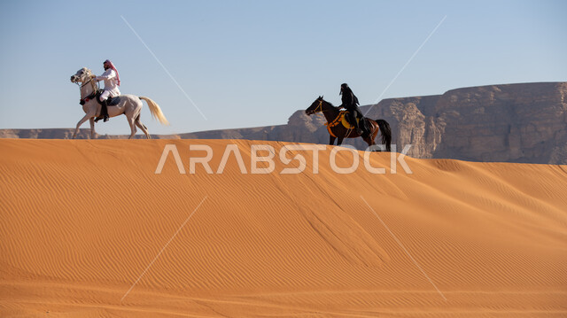 يوم بدينا 1727م، التشكيلات الجبلية والصخرية، شغف السعوديين بتربية الخيول، الاستمتاع بالتجول في الصحراء على ظهر الحصان، الفخر بالتراث السعودي، فارس وفارسة عربيان خليجيان سعوديان يمتطيان الجياد العربية الأصيلة، ذكرى تأسيس الدولة السعودية الأولى في 22 فبرير