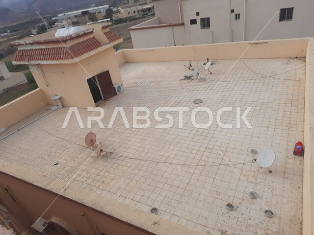 فن العمارة القديمة للمباني والمنشآت السكنية في قرى المملكة العربية السعودية, منظر السماء المليئة بالغيوم والسحب في النهار في منطقة الباحة ، صورة من الاعلى لأسطح المنازل والبيوت في مدينة الحجرة